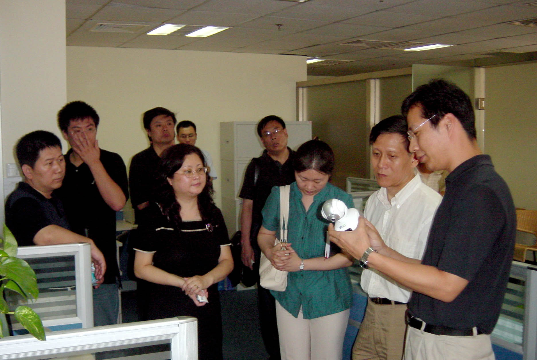 中关村科技园区管委会主任戴卫等一行领导在华拓信通周总的陪同下参观位于多媒体创意产业园的北京华拓信通科技有限公司